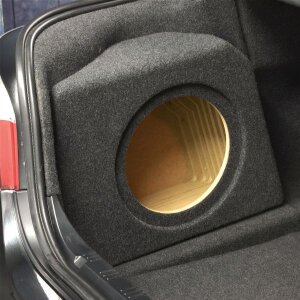 Subwoofer kutija za BMW E60 5 serija, montirana na lijevom boku za vrhunski zvuk.