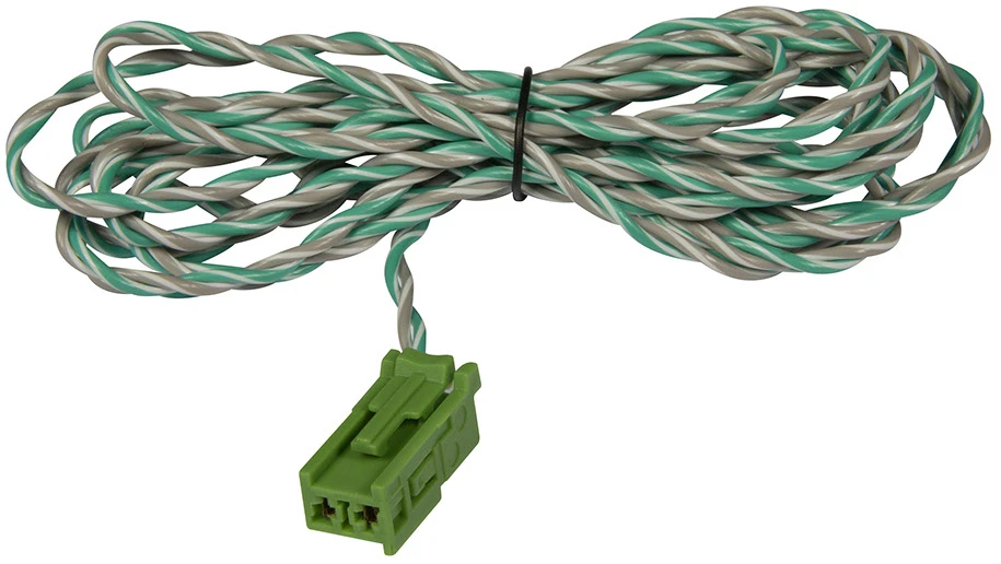 Kabel za auto zvučnike s zelenim konektorom i upletenim žicama.
