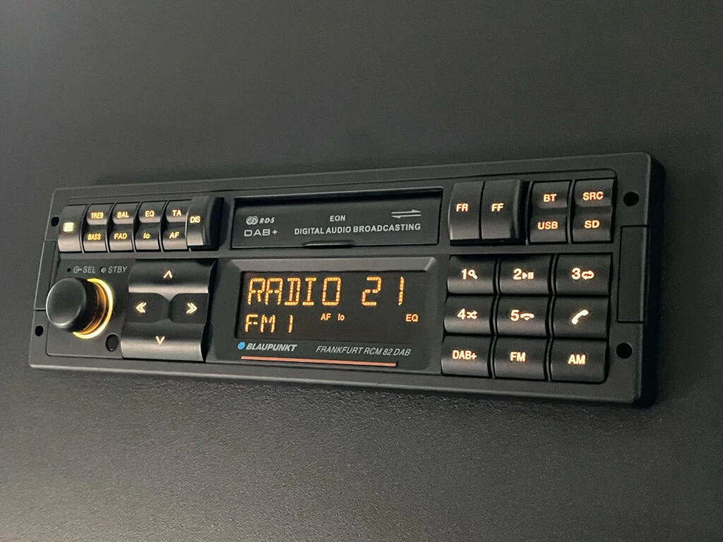 Autoradio Blaupunkt Frankfurt RCM 82 DAB za automobil.