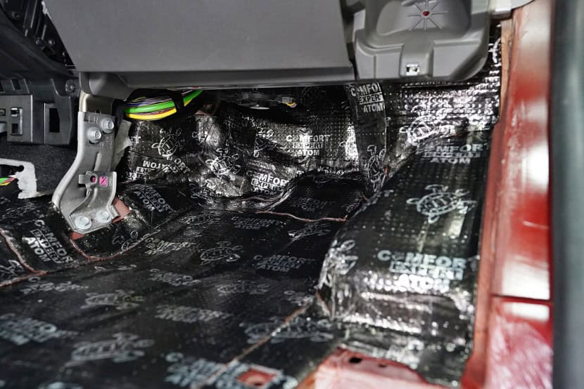 Izolacija od bitumenske izolacije Comfort Mat Atom Bomb 4,2 mm za zvučnu i toplinsku izolaciju vozil.