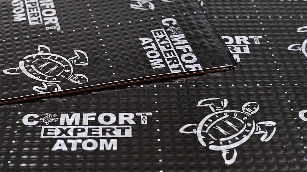 Komad izolacije COMFORT MAT ATOM BOMB 4,2 mm za zvučnu i toplinsku izolaciju.