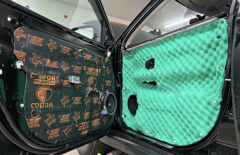 Komplet izolacijske pjene za zvučnu i toplinsku izolaciju u automobilima.