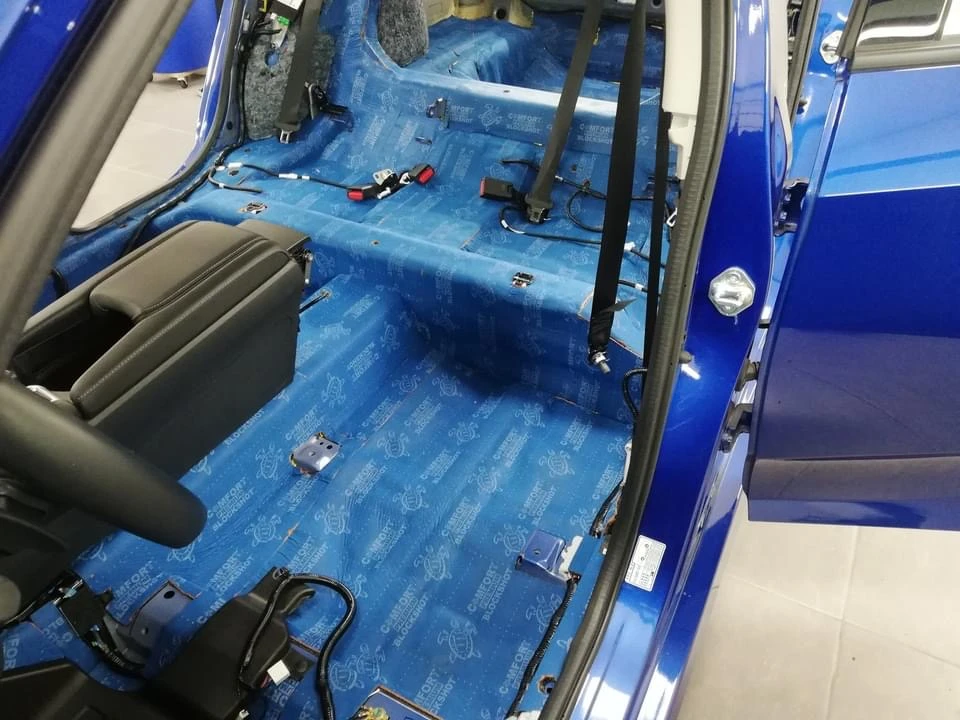 Izolacija od bitumenske mat blokade 8 mm za zvučnu i toplinsku izolaciju.