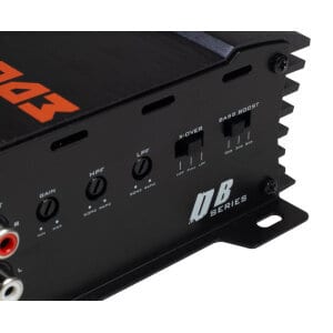 Upravljač zvuka za auto audio sustav s kontrolama za gain, HPF, LPF, X-OVER, bass boost i jačinu zvu.