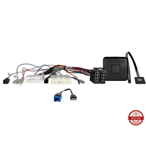 Auto audio sustav s kabelima i adapterima za instalaciju.