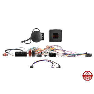 Auto audio sustav s raznim kabelima i komponentama za instalaciju.