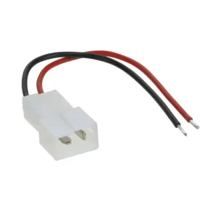 Auto adapter za zvučnike s crvenom i crnom žicom.