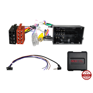 Auto audio sustav s kabelima i konektorima za instalaciju.
