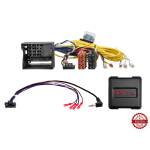 Auto audio sustav s raznim kabelima i kontrolerima za instalaciju.