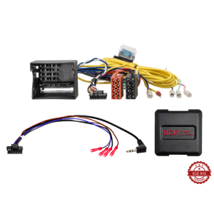 Auto audio sustav s raznim kabelima i kontrolerima za instalaciju.