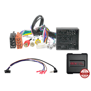 Auto audio instalacijski set s kabelima i adapterima za vozila.