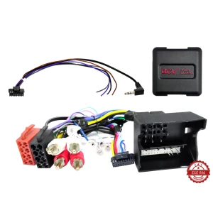 Komplet za auto audio instalaciju s kabelima i adapterima.