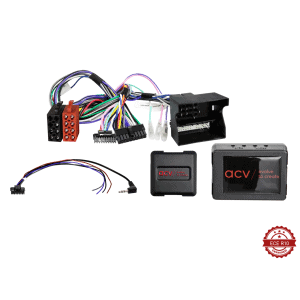 Auto audio sustav s kabelima i kontrolerima za car audio.