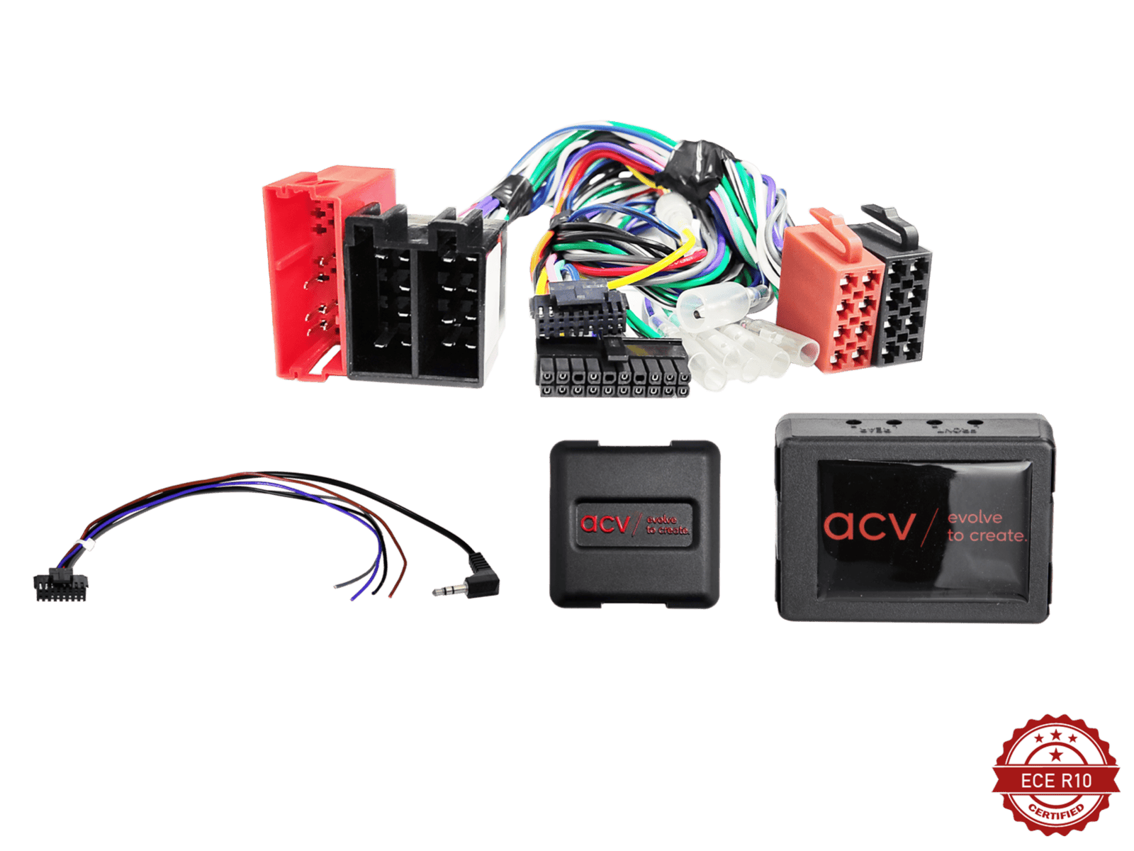 Autoelektronički set s kabelima i kontrolerima za auto audio.