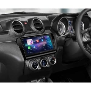 Ugrađeni auto multimedijalni sustav s ekranom i kontrolama.