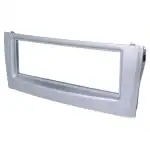 Bela auto radio panel za ugradnju u automobil.
