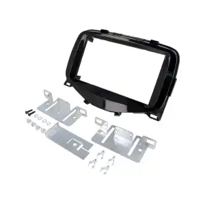 Ugradbeni okvir za auto radio s metalnim nosačima i vijcima.