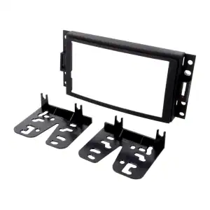 Auto radio montaža s nosačima i okvirom za instalaciju.