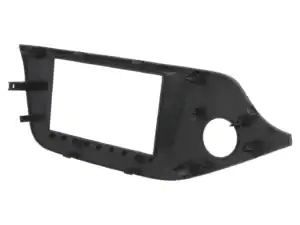 Crna auto radio konzola za ugradnju s otvorom za kontrolu.