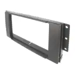 Metalni okvir za ugradnju auto radio uređaja, prikazan na bijeloj pozadini.