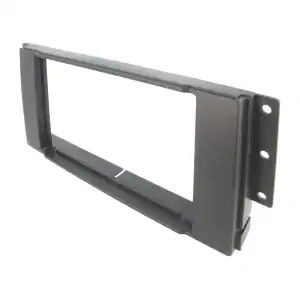 Metalni okvir za ugradnju auto radio uređaja, prikazan na bijeloj pozadini.