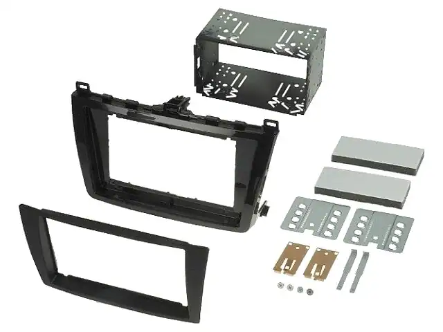 Auto radio montaža okvir s dodatnim komponentama za instalaciju.