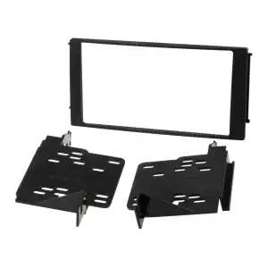 Auto radio montaža s nosačima i okvirom za instalaciju.