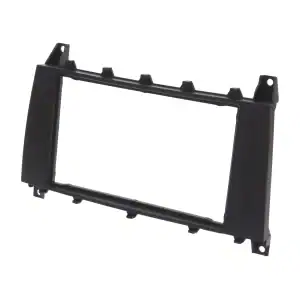 Crni okvir za ugradnju auto radio uređaja, prikladan za različite modele.