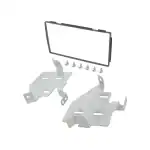 Set za instalaciju auto audio sustava s metalnim nosačima i gumom za brzu montažu.