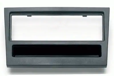 Auto radio panel za ugradnju u automobil, s praznim prostorom za uređaj.