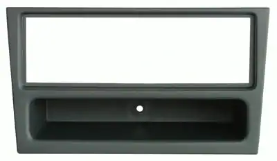 Auto radio okvir za instalaciju u vozilo, s otvorom za CD i prostorom za upravljačke elemente.