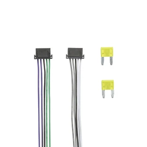 Automobilski električni kabeli s konektorima za audio sustav.