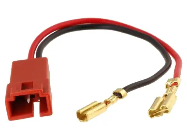 Auto audio kabel s konektorima za zvučnike i pojačala.