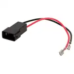 Kabel za povezivanje auto audio sustava s crnim i crvenim žicama.