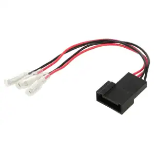 Kabel adapter za auto alarm i audio sustav s crvenim i crnim kabelima.