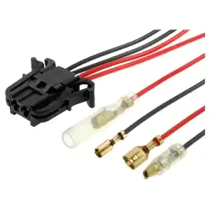 Auto audio priključak s crvenim i crnim kabelima za auto zvučnike.
