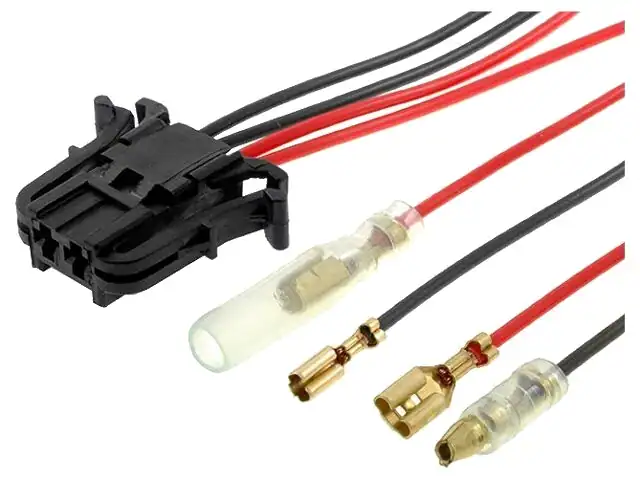 Auto audio priključak s crvenim i crnim kabelima za auto zvučnike.