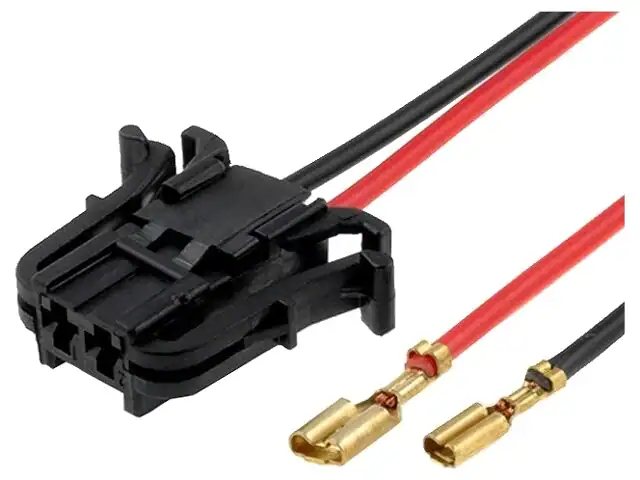 Auto audio priključak s crvenim i crnim kabelima za auto zvučnike.