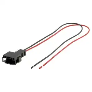 Auto kabel za povezivanje zvučnika s priključkom za auto audio sustav.