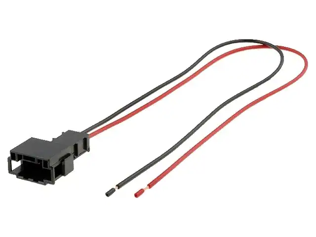 Auto kabel za povezivanje zvučnika s priključkom za auto audio sustav.