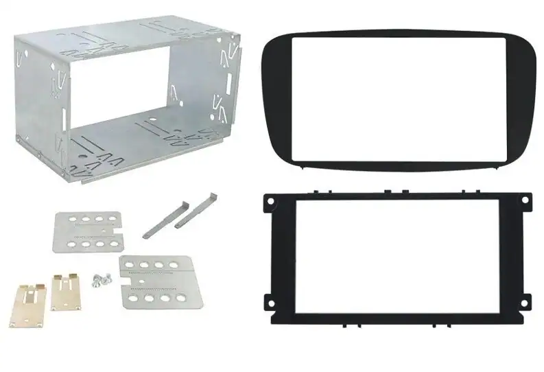 Komplet za ugradnju auto audio sustava s metalnim kućištem i okvirima.
