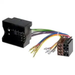 Auto radio adapter s kabelima za povezivanje zvučnika i napajanja.
