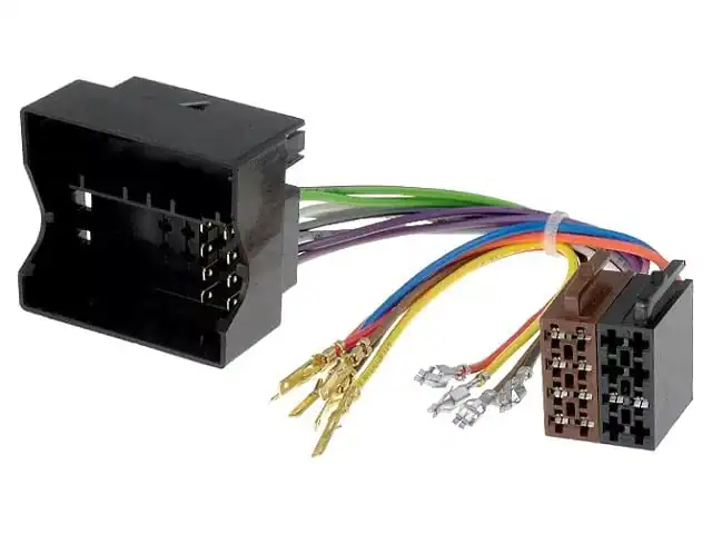 Auto radio adapter s kabelima za povezivanje zvučnika i napajanja.