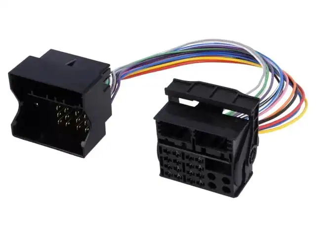 Kabelski adapter za auto audio sustav s više boja žica.