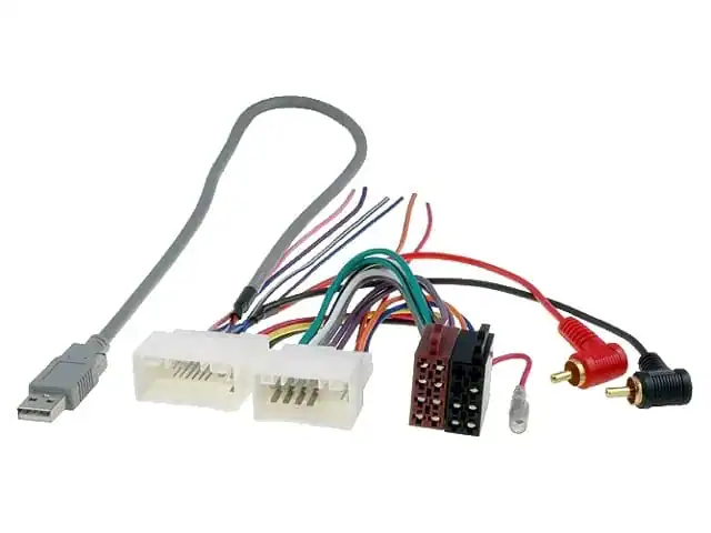 Auto audio kabelski adapter s raznim priključcima za car audio.