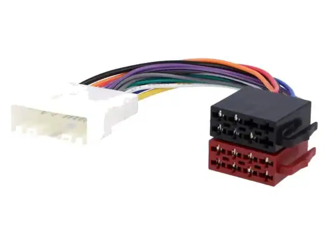 Auto audio kabel s raznobojnim žicama i konektorima za instalaciju.