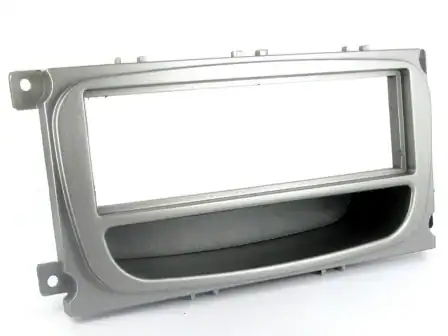 Auto radio okvir za instalaciju u vozilo, s metalnim okvirom i prostorom za stereo uređaj.