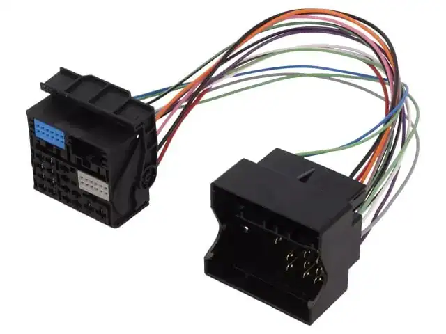 Auto audio adapter s kablovima za povezivanje zvučnika i radio uređaja.